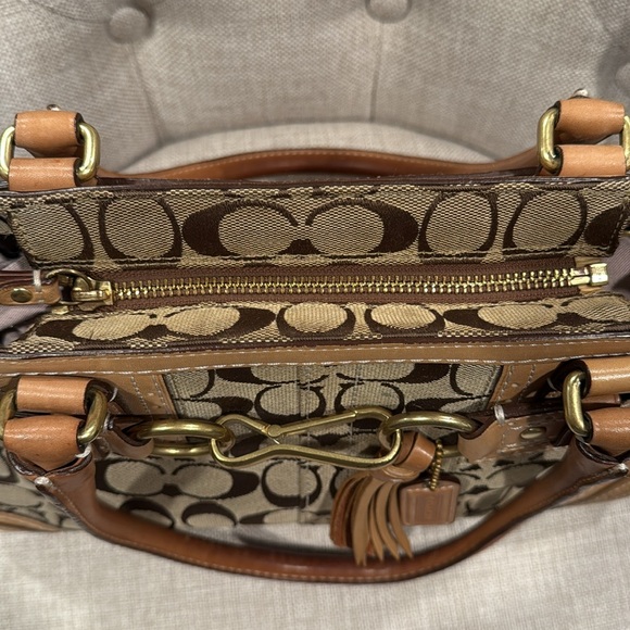 Coach Hampton Signature Satchel - Picture 4 of 12